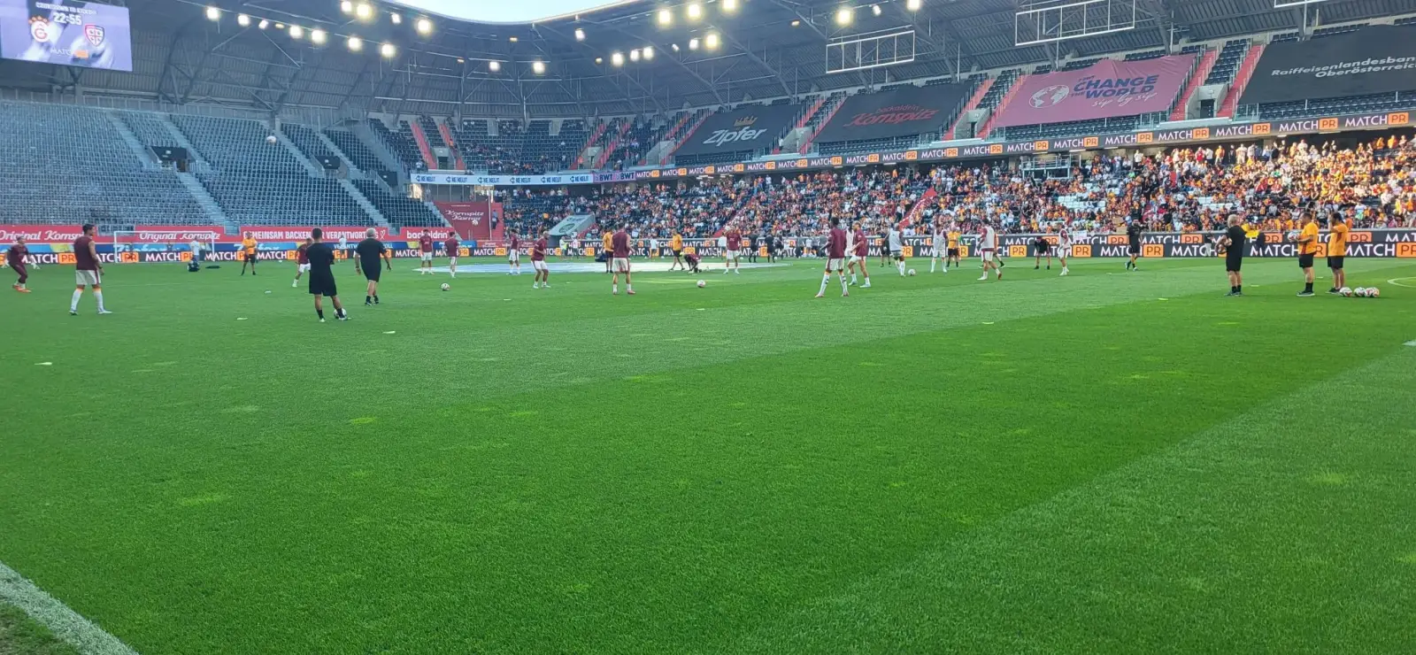 Spielvorbereitung auf dem Stadionrasen